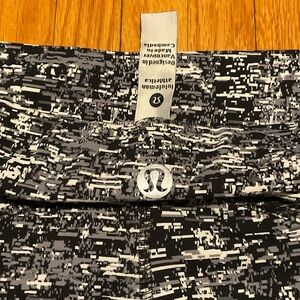 LULULEMON LEGGINGS (25.5” inseam) in Blk/wht/grey multi legging size 6